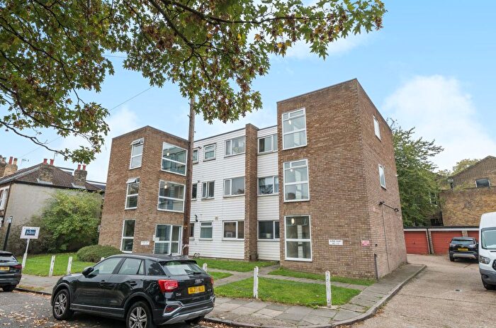 2 Bedroom Flat For Sale In Lenham Road, London, SE12