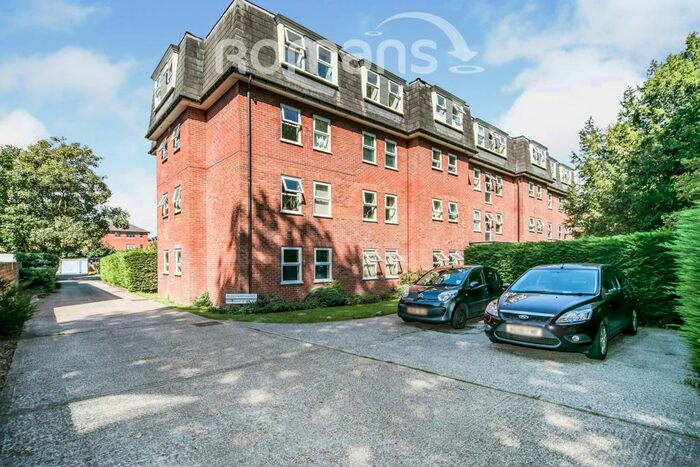 Apartment To Rent In Brechin Court, Reading, RG1