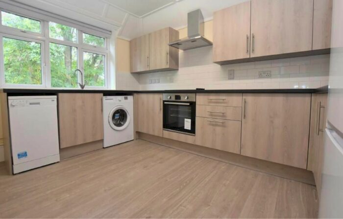2 Bedroom Flat To Rent In Northcourt Avenue, Reading, RG2