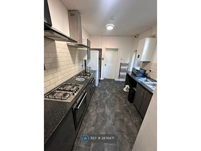 6 Bedroom Terraced House To Rent In Tennyson Road, Luton, LU1