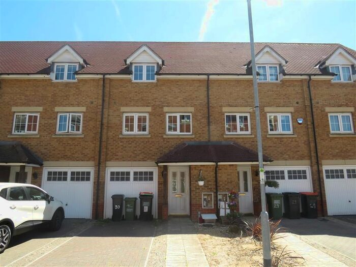 3 Bedroom Town House To Rent In Watling Gardens, Dunstable, LU6