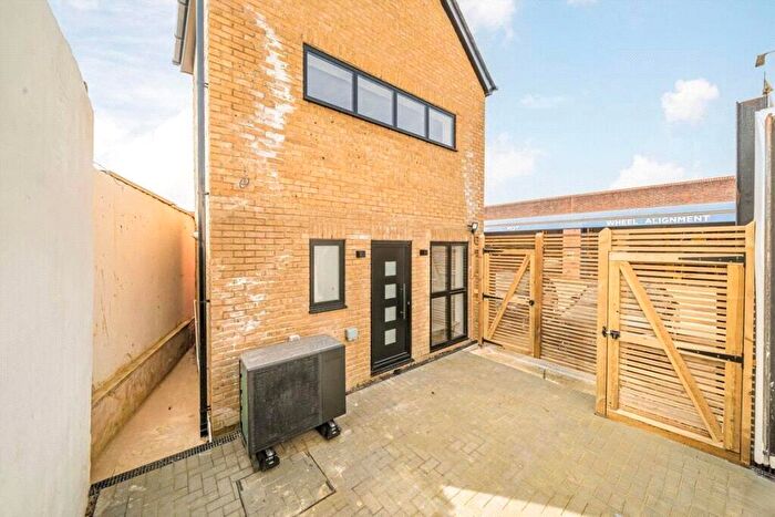 2 Bedroom Detached House To Rent In Brighton Road, Surbiton, KT6