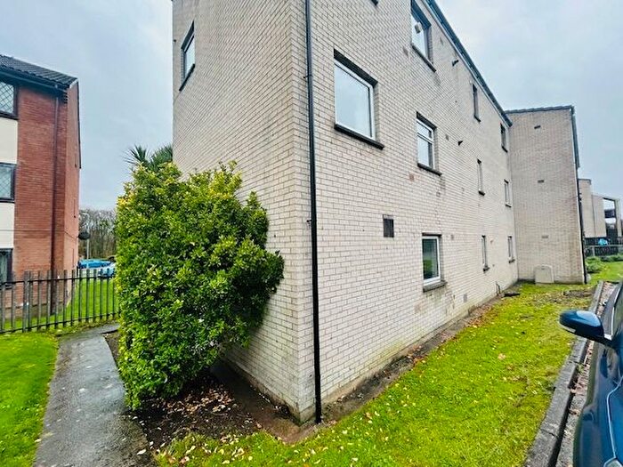 2 Bedroom Flat To Rent In Lake View Close, Porthcawl, CF36