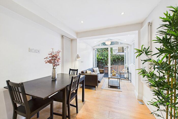 2 Bedroom Flat To Rent In Edith Grove, Chelsea, London, SW10