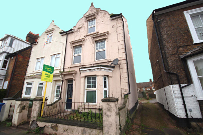 4 Bedroom Semi-Detached House To Rent In Park Road, Sittingbourne, ME10