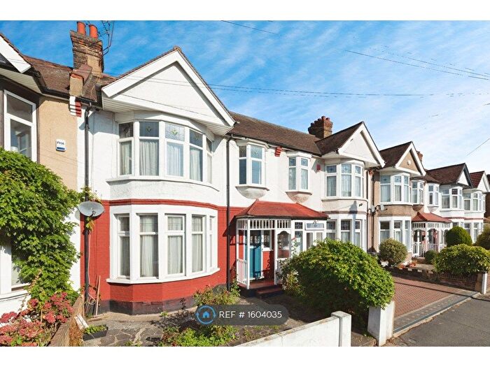 2 Bedroom Flat To Rent In Ilford, Essex, IG1