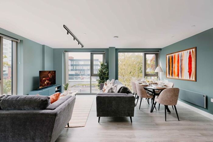 3 Bedroom Apartment To Rent In Loudon's Yard, Inkwell Place Birmingham, B16