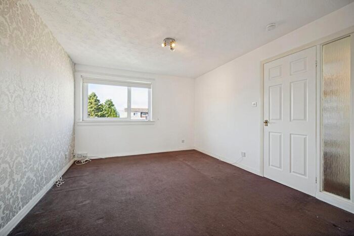 2 Bedroom Flat For Sale In Craigievar Square, Edinburgh, EH12