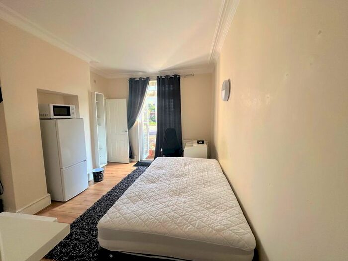 Studio To Rent In Crescent Road, New Barnet, Barnet, EN4