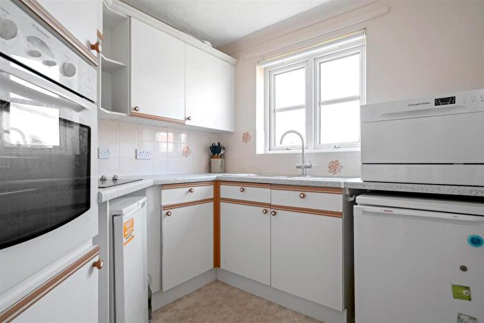 1 Bedroom Apartment For Sale In St Aldhelms Court, BH19 - Photo 3