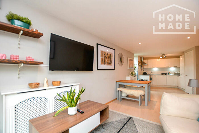 2 Bedroom Flat To Rent In Carter House, SW11