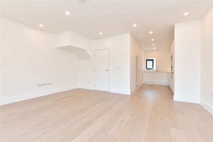 2 Bedroom Flat For Sale In Croydon Road, Caterham, Surrey, CR3