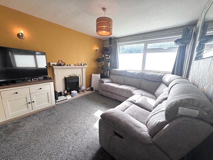 2 Bedroom Flat For Sale In Woodhatch Road, Redhill, RH1