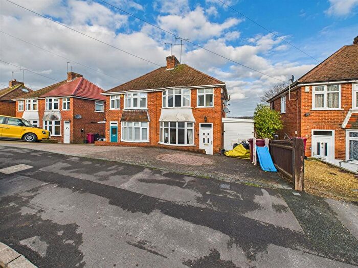 3 Bedroom Semi Detached House For Sale In Rydal Avenue, Tilehurst, Reading, RG30