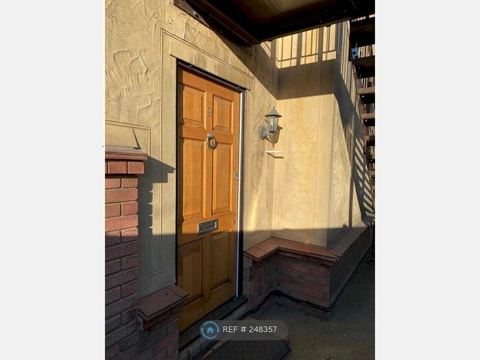 1 Bedroom Flat To Rent In Nairn Court, Essex RM18