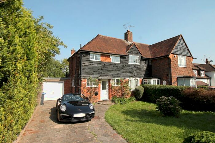 3 Bedroom Semi-Detached House To Rent In Cotswold Way, Enfield, EN2