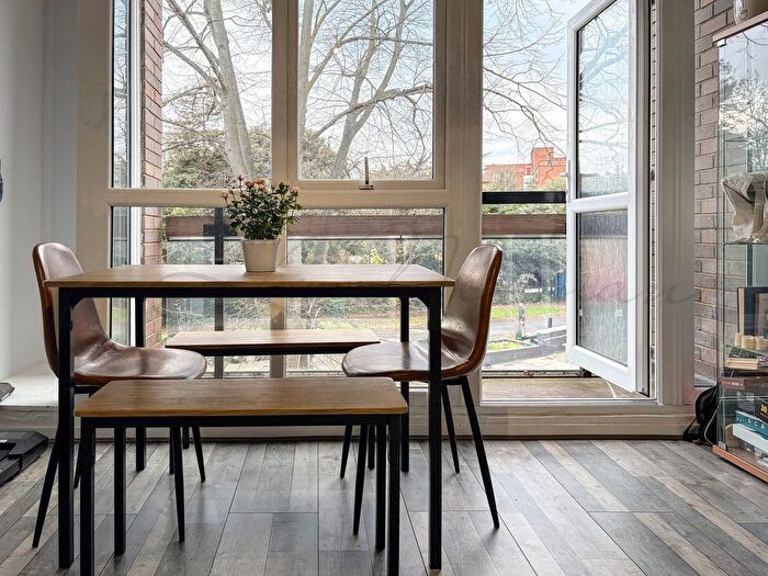 2 Bedroom Flat To Rent In Palace Road, Tlse Hill, SW2