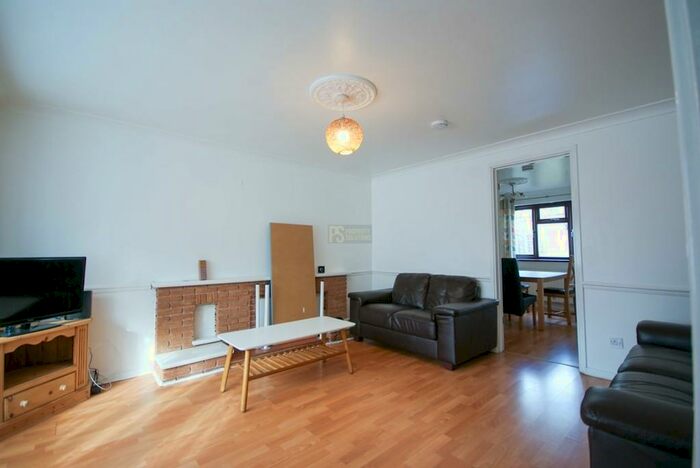 5 Bedroom Semi-Detached House To Rent In St. Andrews Road, Birmingham - Student Property, B9