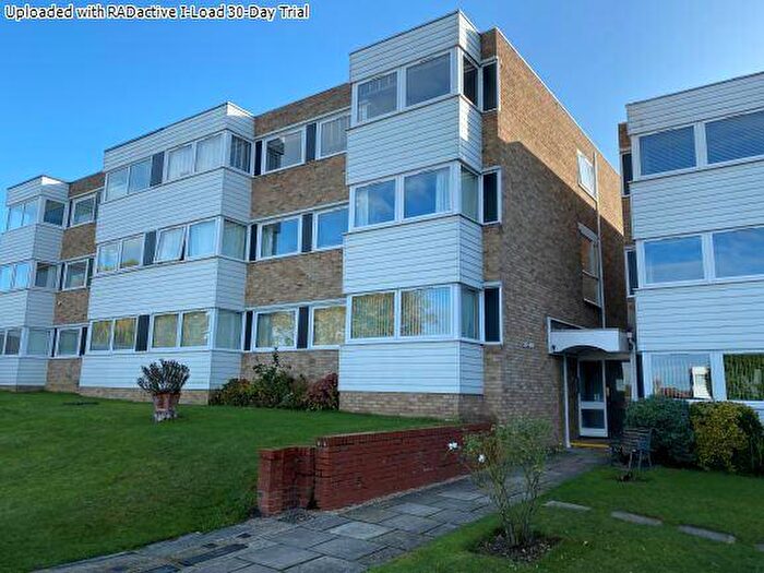 2 Bedroom Flat To Rent In Carlton Close, Upminster, RM14
