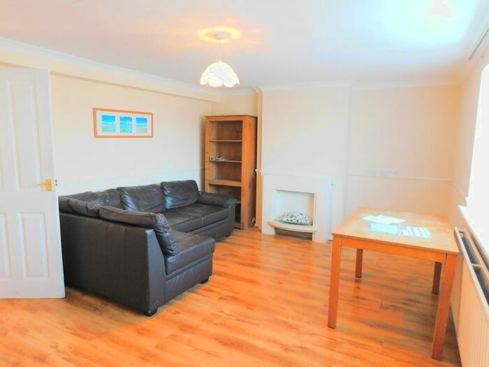 2 Bedroom Flat To Rent In Edinburgh Drive, Staines TW18
