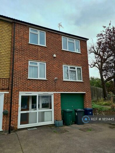 3 Bedroom End Of Terrace House To Rent In Westbury Road, London, N12