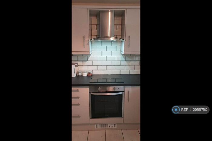 3 Bedroom Flat To Rent In Lockett Gardens, Salford, M3