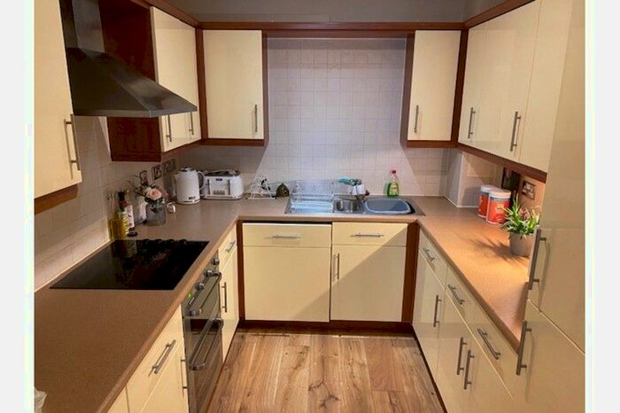 1 Bedroom Flat To Rent In Omega Court, The Gateway, Watford, Hertfordshire, WD18