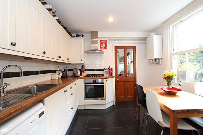 2 Bedroom Flat To Rent In Lynton Avenue, London, Uk, W13