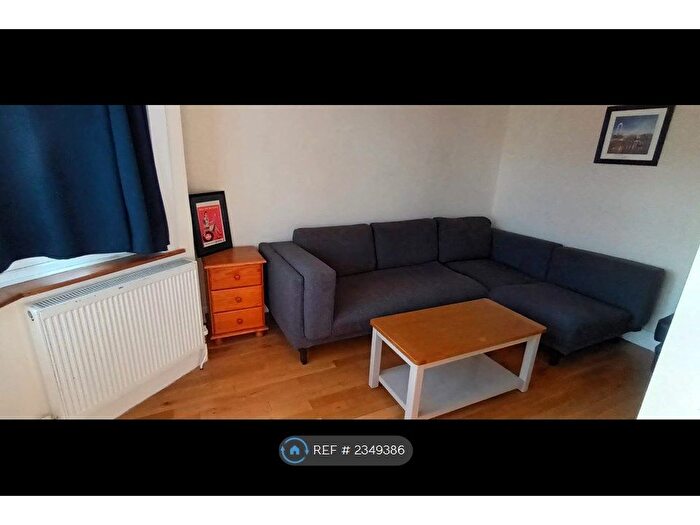 2 Bedroom Flat To Rent In Gladstone Park Gardens, London, NW2