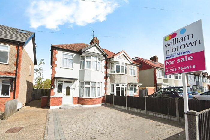 3 Bedroom End Of Terrace House For Sale In Chase Cross Road, Romford, RM5