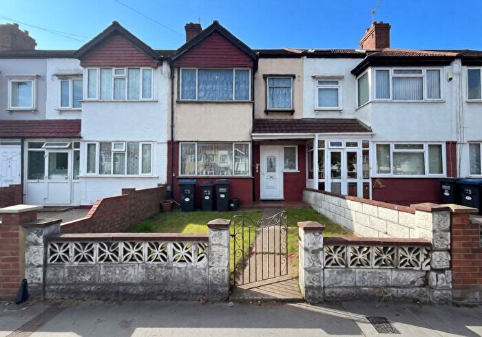 3 Bedroom Terraced House For Sale In Mitcham Road, Croydon, Surrey, CR0