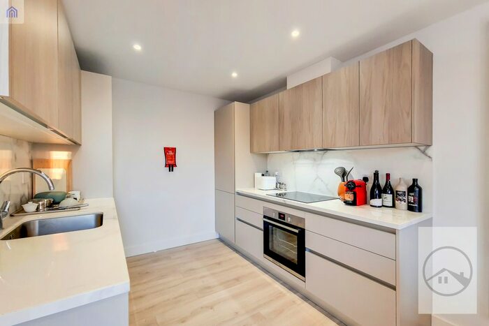 2 Bedroom Flat To Rent In Cavell Court, Dog Kennel Hill, London, SE22