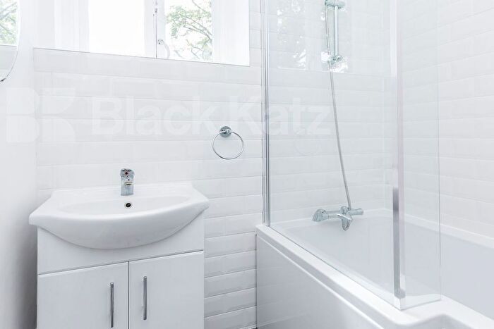 3 Bedroom Flat To Rent In Grays Inn Road, Holborn / Kings Cross, WC1X