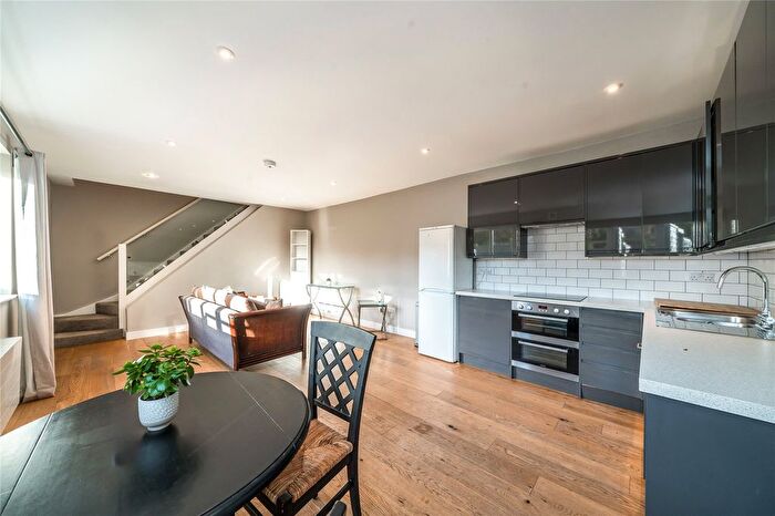 3 Bedroom Maisonette To Rent In Wandsworth Road, London, SW8