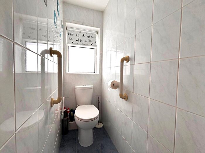 2 Bedroom Flat For Sale In Purbeck Court, De Moulham Road, Swanage, Dorset, BH19 - Photo 12