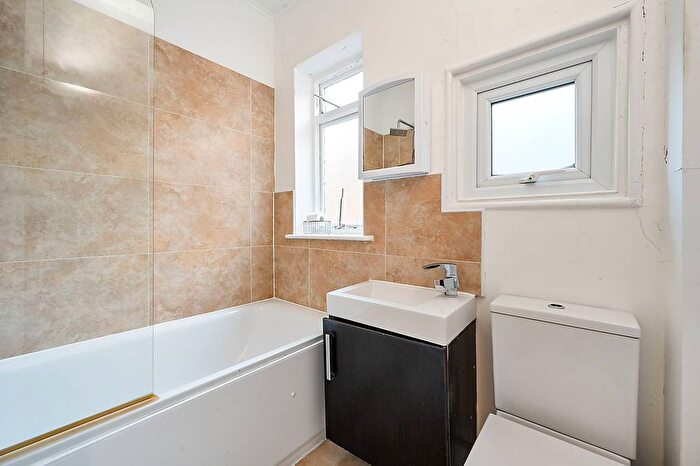 2 Bedroom Flat For Sale In Brook Road South, Brentford, TW8