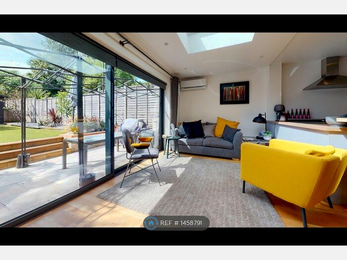 3 Bedroom Flat To Rent In Tyrrell Road, London, SE22