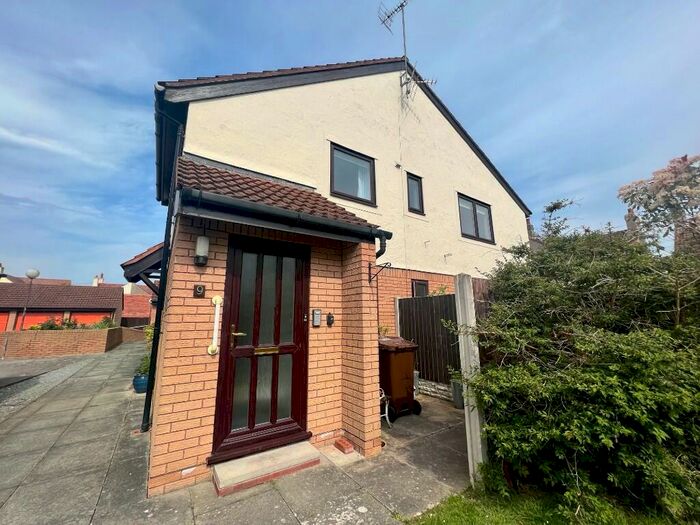 2 Bedroom Flat To Rent In Pine Grove, LL28