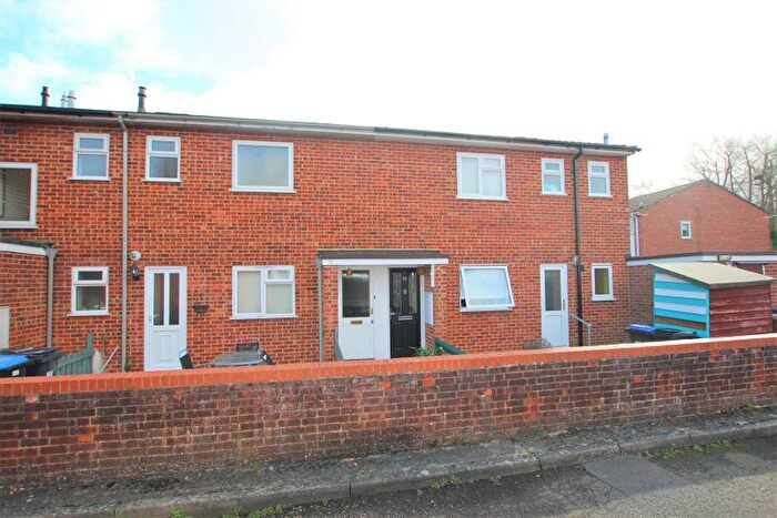 2 Bedroom Flat To Rent In Knaphill, GU21