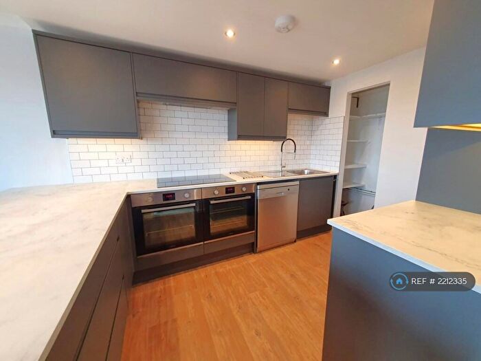 3 Bedroom Flat To Rent In High Kingsdown, Bristol, BS2