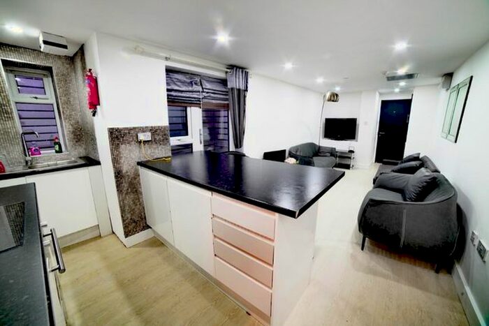 2 Bedroom Flat To Rent In Richmond Parc, Richmond Road, Cardiff, CF24