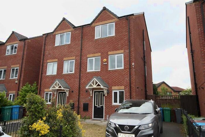4 Bedroom Semi-Detached House To Rent In Quilter Grove, Manchester, Lancs, M9