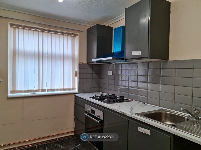 3 Bedroom Terraced House To Rent In Greaves Close, Nottingham, NG8