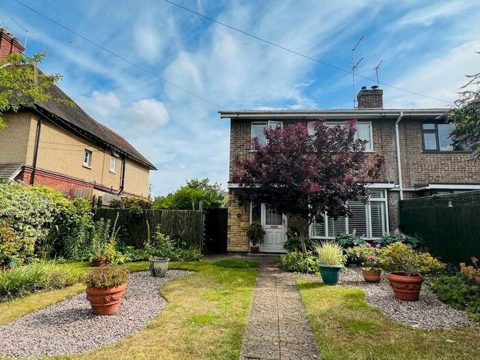 3 Bedroom Semi-Detached House To Rent In St. Johns Road, Wallingford, OX10