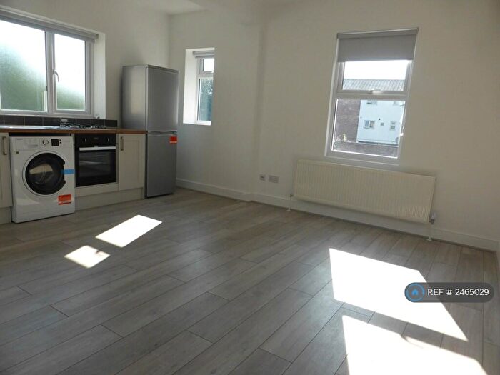 Studio To Rent In Hale End Road, London, E17