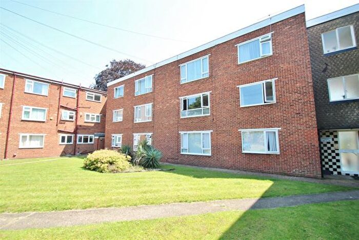 2 Bedroom Flat To Rent In Woodlands Grove, Isleworth, TW7