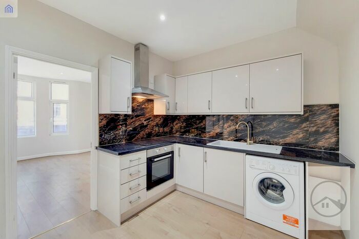 4 Bedroom Flat To Rent In Upper Tooting Road, London, SW17