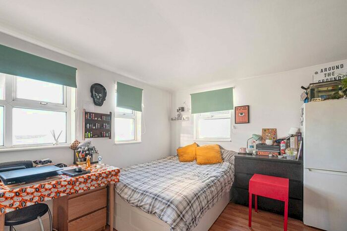 Studio To Rent In High Road, North Finchley, London, N12