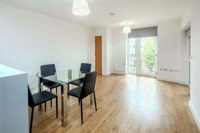 2 Bedroom Apartment To Rent In Bowes Road, London, N11