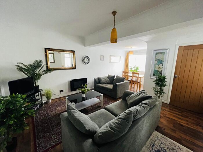 2 Bedroom Flat For Sale In Blake Hall Road, London, E11